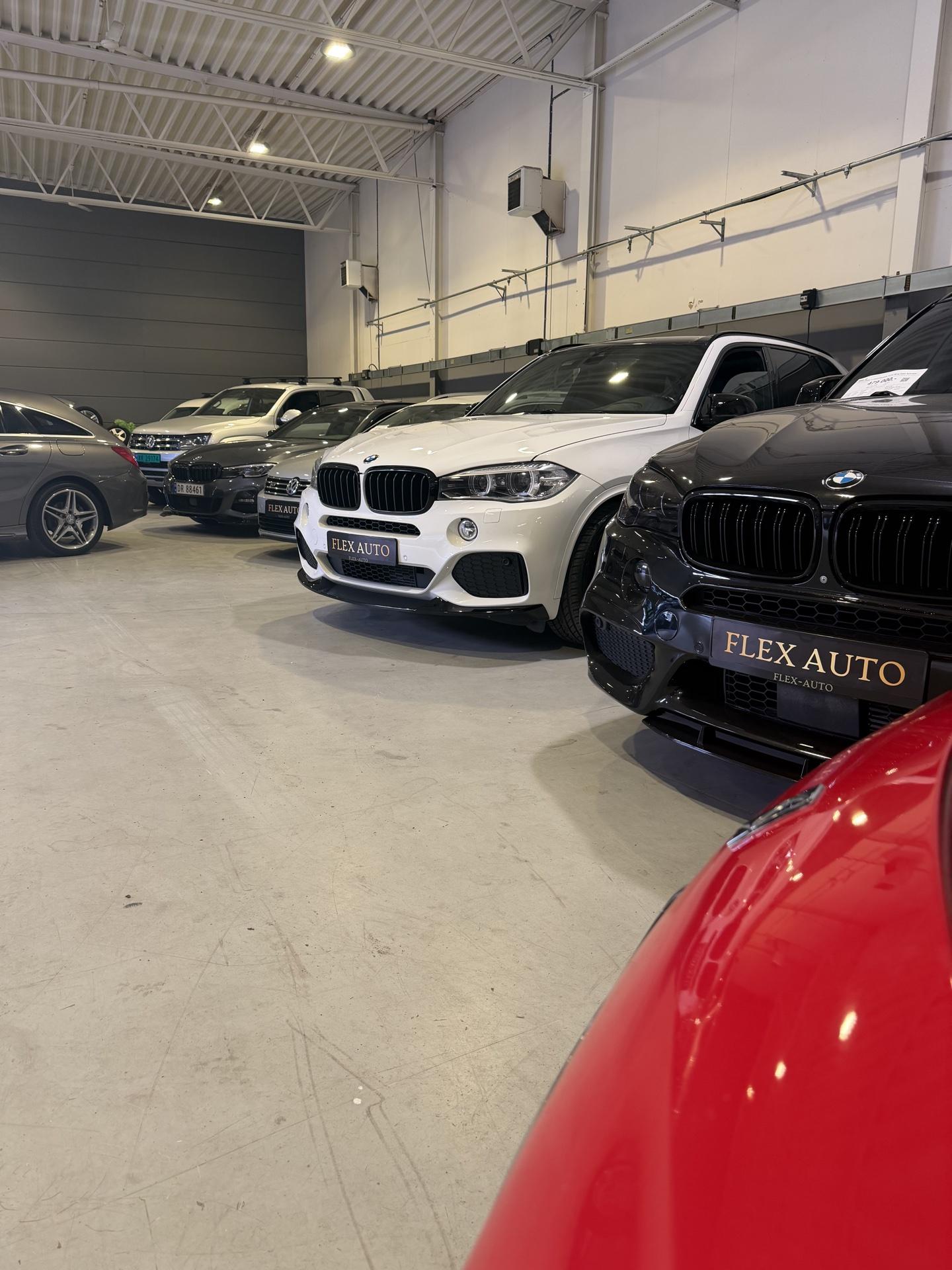 BMW og Mercedes inne i Flex Auto-lageret